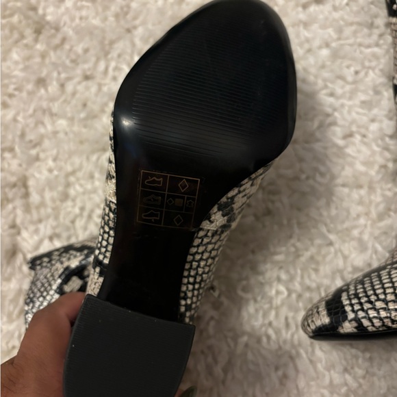 Also snake skin boot - Picture 3 of 5